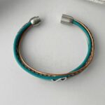 Lederarmband mit Infinity in türkis und beige
