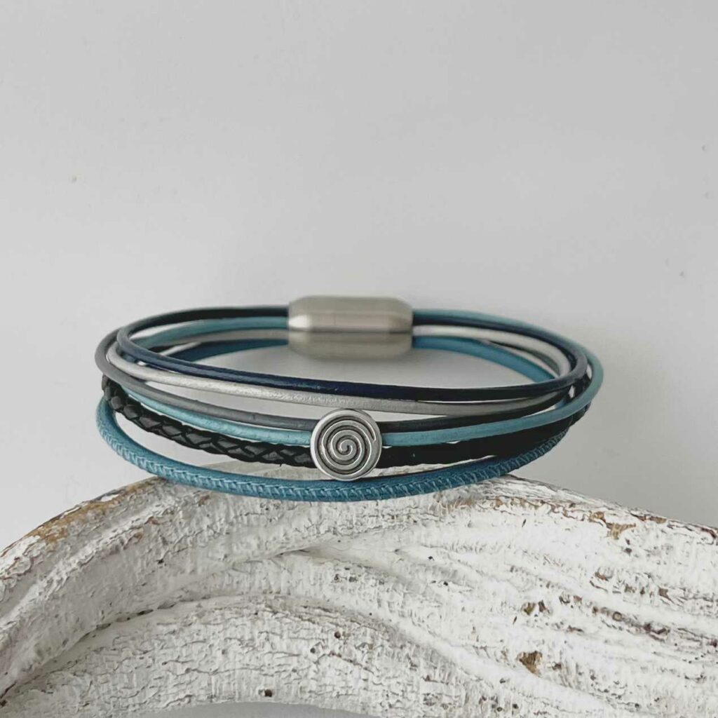 das feine Lederarmband kleine Spirale in blau und schwarz