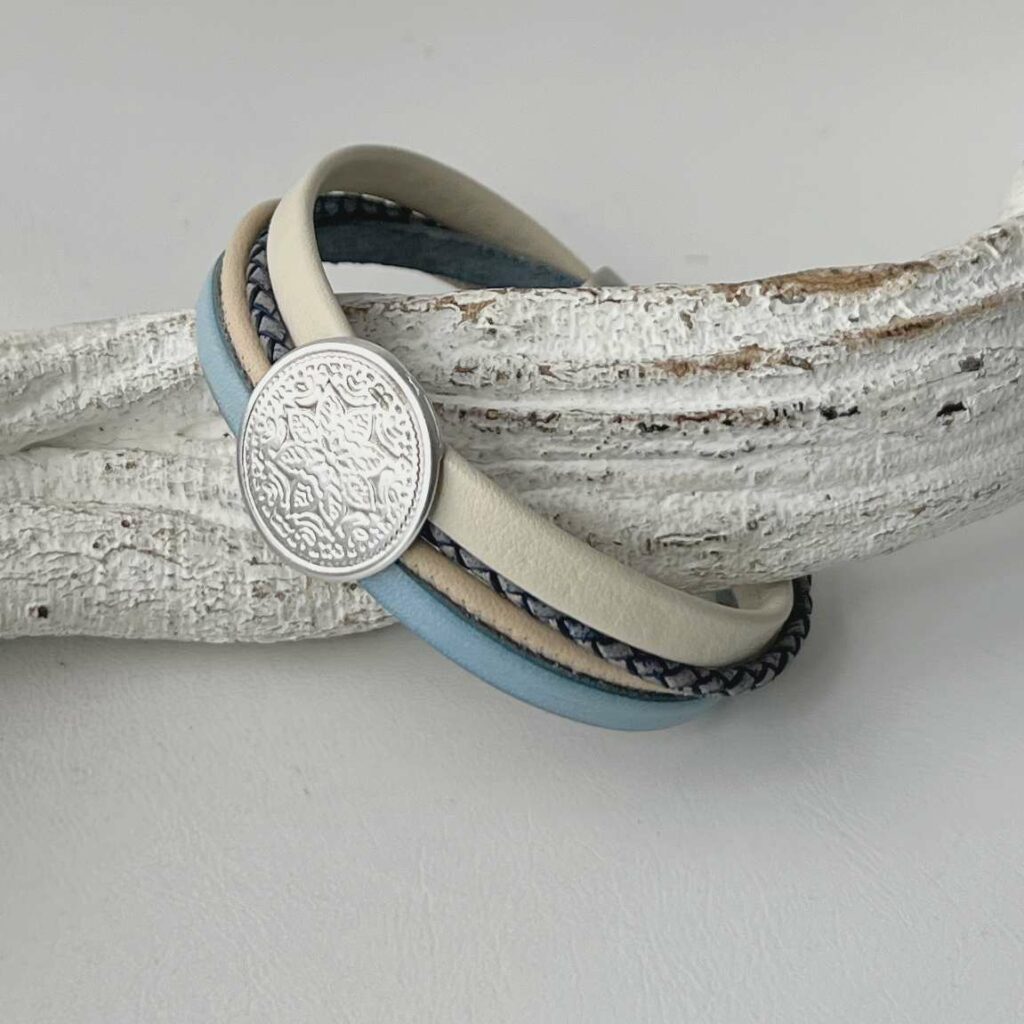 Lederarmband mit Mandala in beige und hellblau