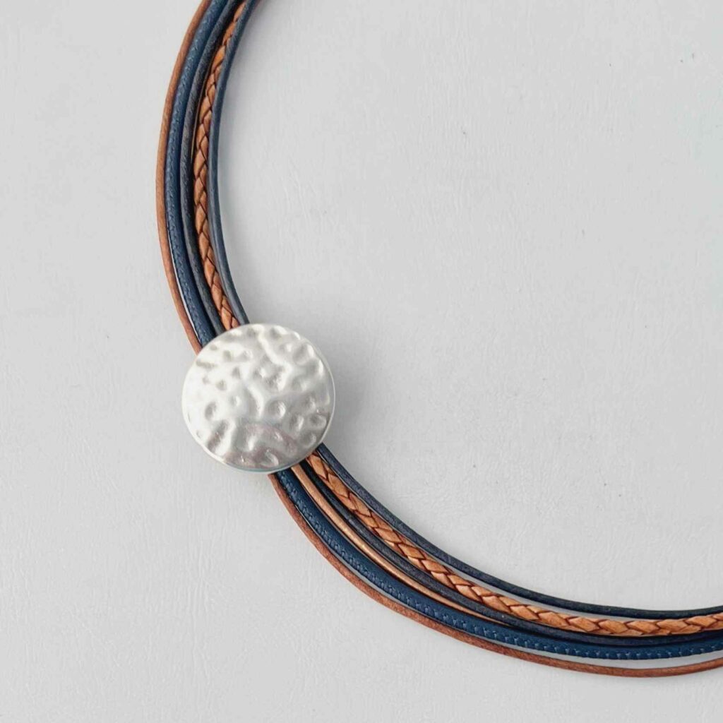 Ledercollier mit einer gehämmerter Scheibe Navy cognac