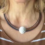 Ledercollier mit einer gehämmerter Scheibe in Navy cognac