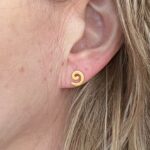 der Ohrstecker kleine Spirale in gold