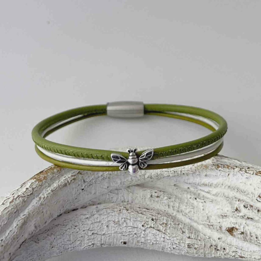 das schöne Lederarmband fein mit Biene in grün