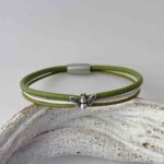 das schöne Lederarmband fein mit Biene in grün
