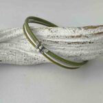 das Lederarmband fein mit Biene in grün