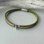 das Lederarmband fein mit Biene grün