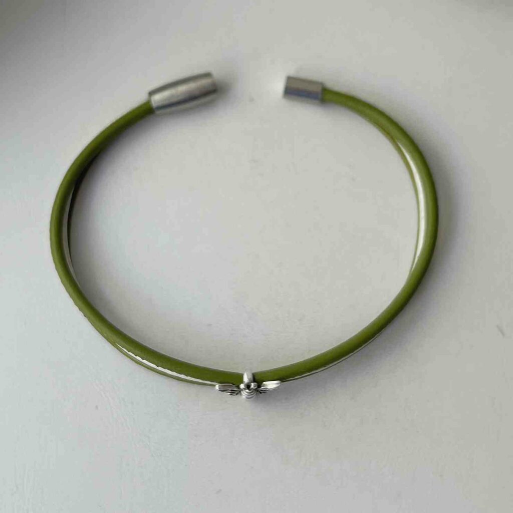 das Lederarmband fein Biene grün