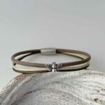 das schöne Lederarmband fein mit Biene in taupe