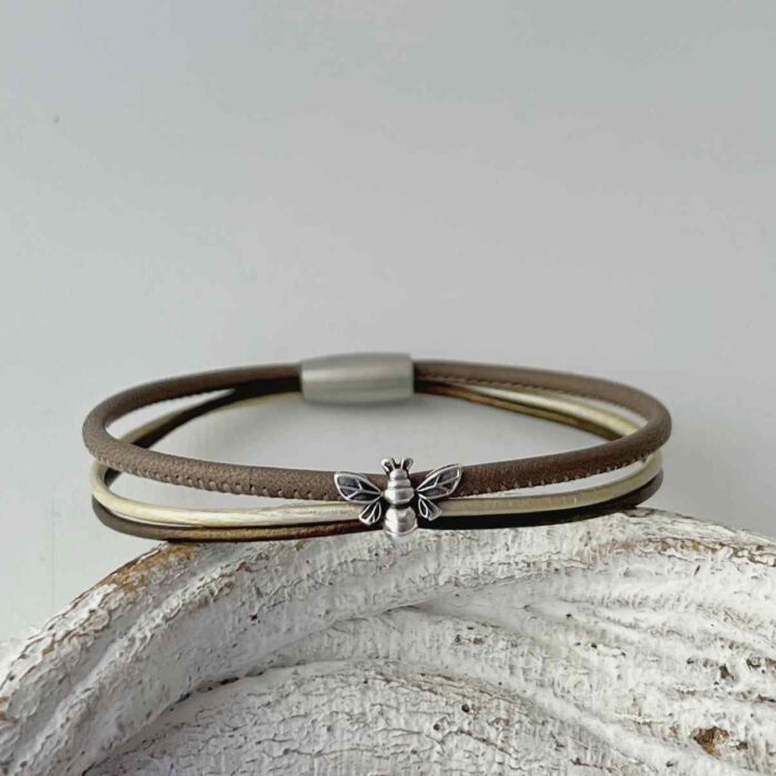 das schöne Lederarmband fein mit Biene in taupe