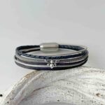das Lederarmband mit kleiner Biene in blau und grau