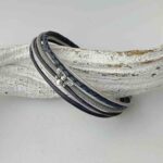 Lederarmband mit kleiner Biene in blau und grau