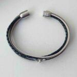 Lederarmband mit Biene in blau grau