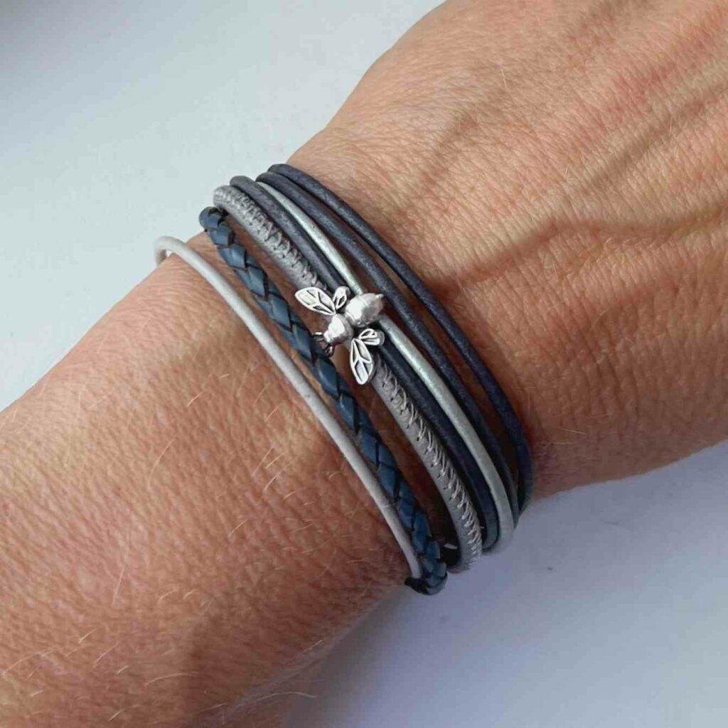 Lederarmband mit Biene blau grau