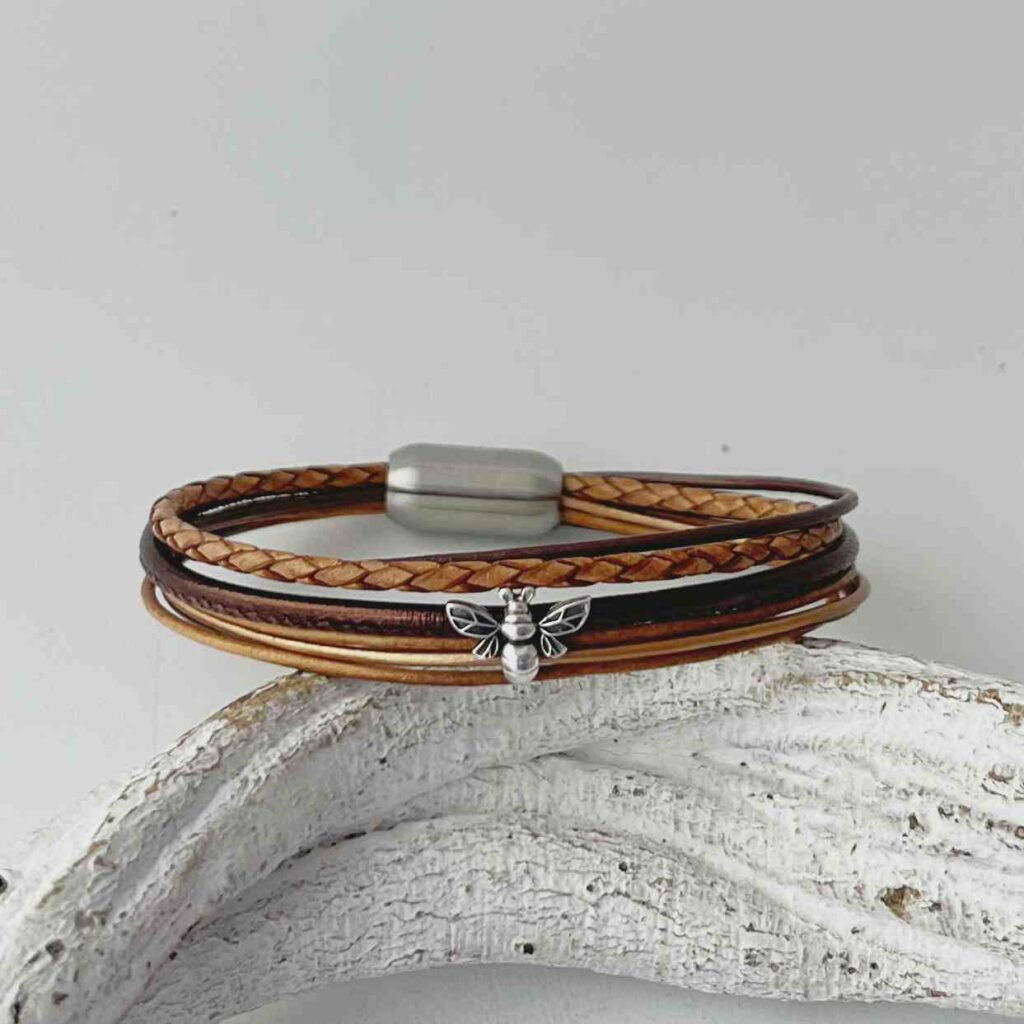 Landfrauen Lederarmband mit einer kleinen Biene in braun