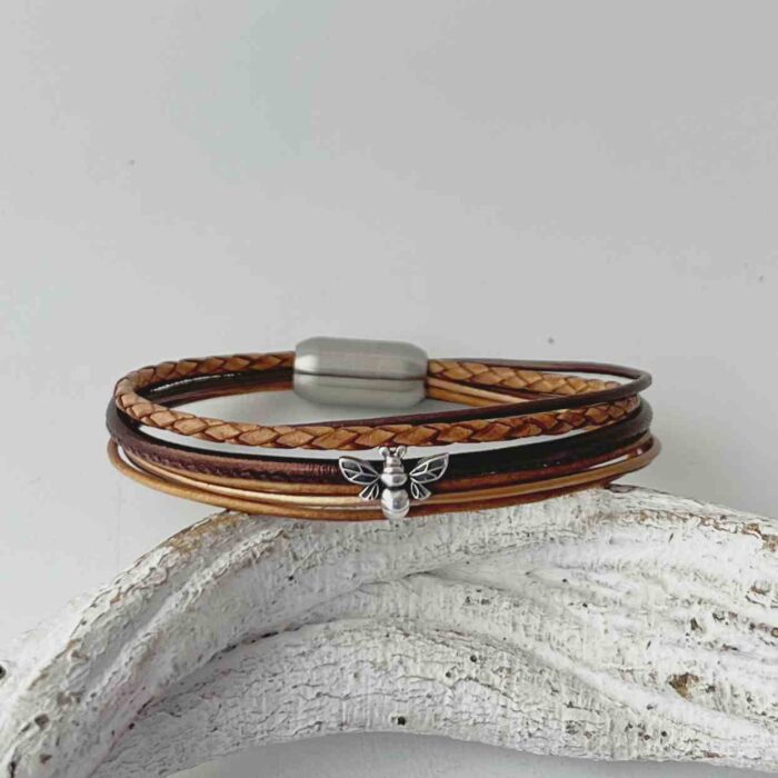 Landfrauen Lederarmband mit einer kleinen Biene in braun
