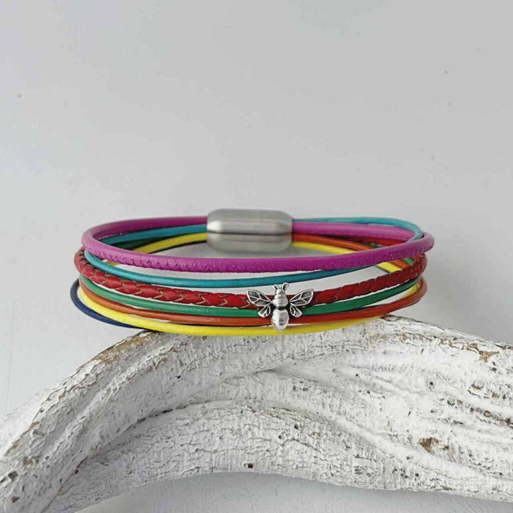 das Lederarmband mit einer kleinen Biene in bunt