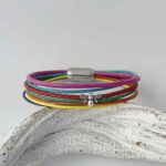 das Lederarmband mit einer kleinen Biene in bunt