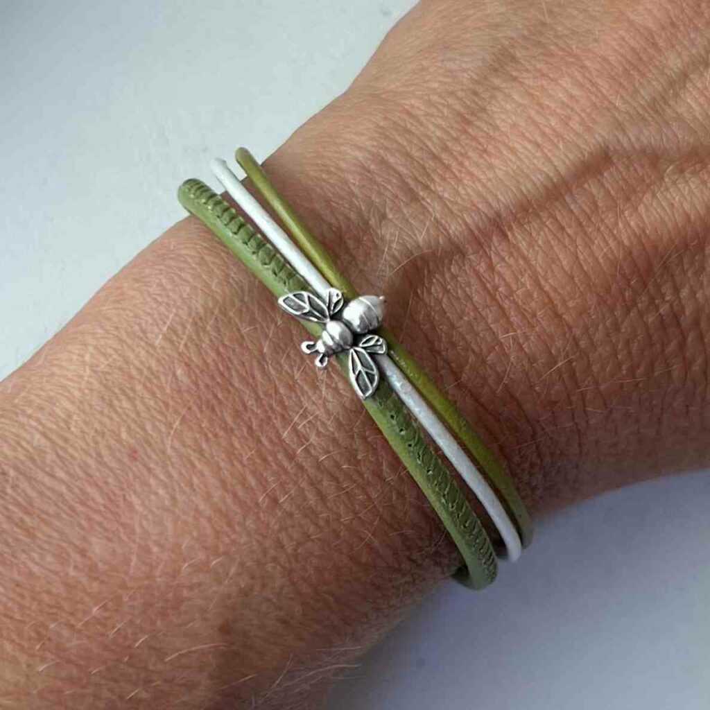 Lederarmband fein Biene grün