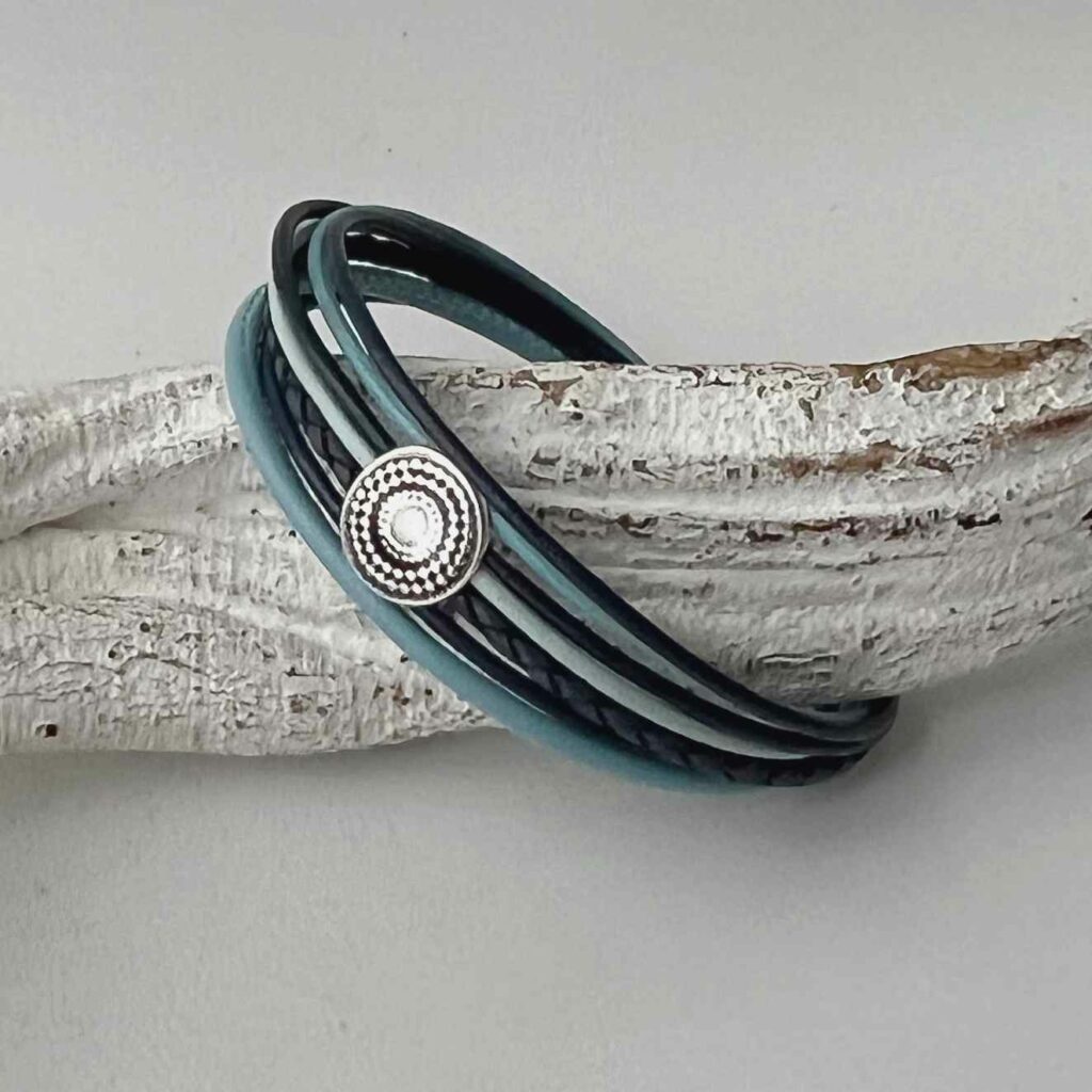 das Lederarmband mit Ethno in blau