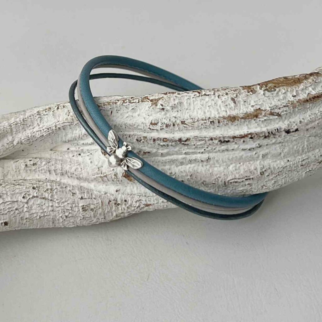 das zierliche Lederarmband fein mit Biene in blau