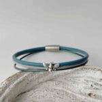 das Lederarmband fein mit Biene in blau