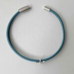 das Lederarmband fein Biene blau