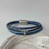 feines Lederarmband mit einer Biene in antikblau