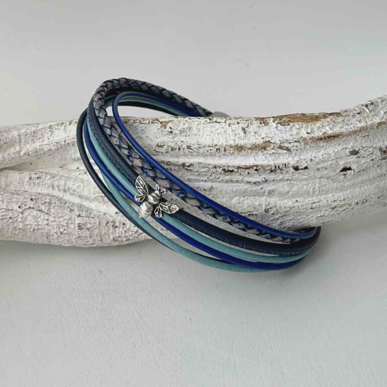 das Lederarmband mit einer Biene in antikblau