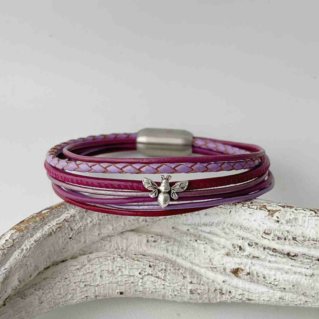das feine Lederarmband mit einer Biene in beere