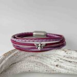 das feine Lederarmband mit einer Biene in beere