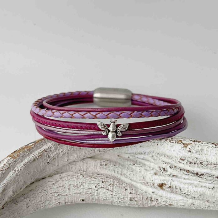 das feine Lederarmband mit einer Biene in beere