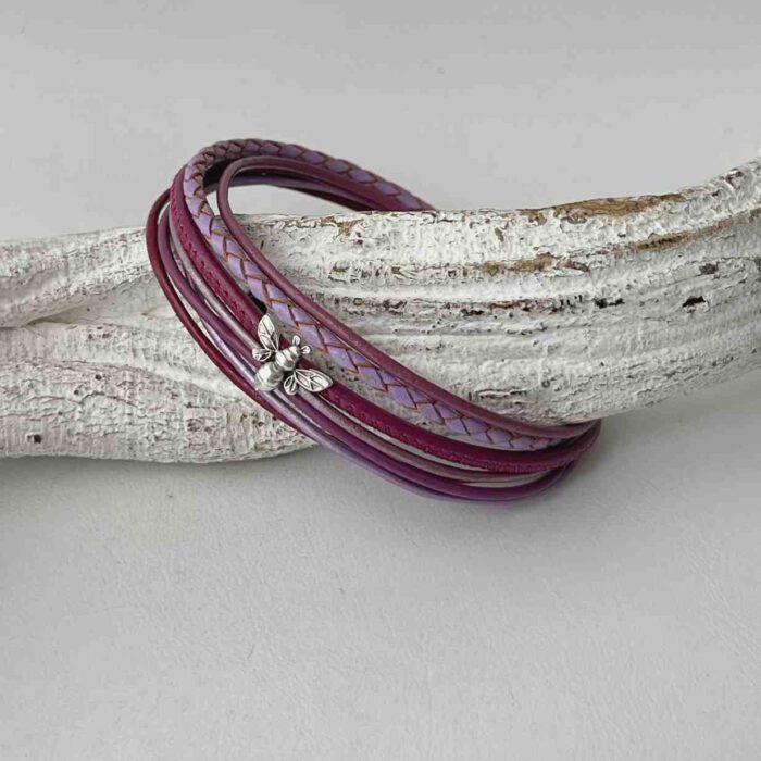 das Lederarmband mit einer Biene in beere