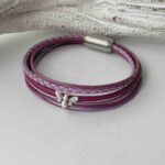 das Lederarmband mit einer Biene beere