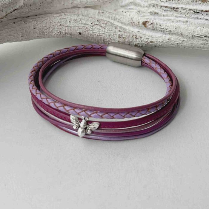 das Lederarmband mit einer Biene beere