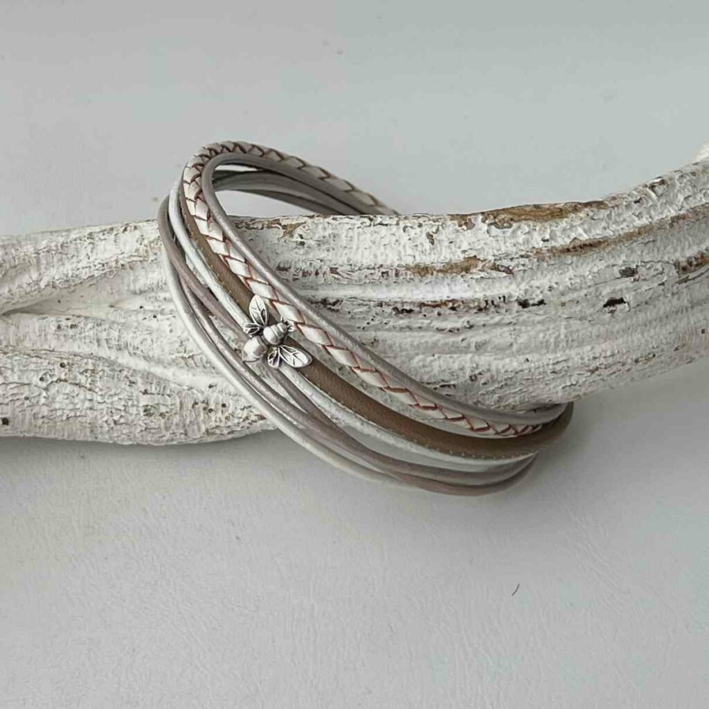 Lederarmband mit einer Biene in taupe