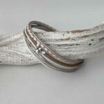 Lederarmband mit einer Biene in taupe