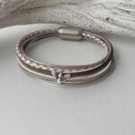 das Lederarmband mit einer Biene in taupe