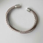 das Lederarmband mit einer Biene taupe