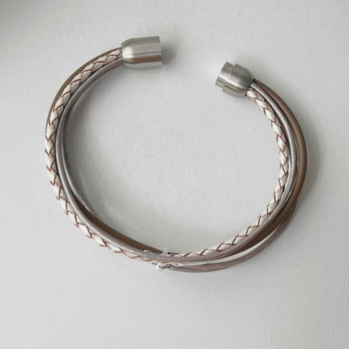 das Lederarmband mit einer Biene taupe
