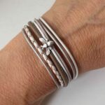 das Lederarmband mit Biene taupe