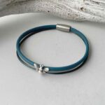 das Lederarmband fein Biene in blau