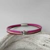 das Lederarmband fein mit einer Biene in pink