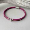 das Lederarmband fein Biene in pink