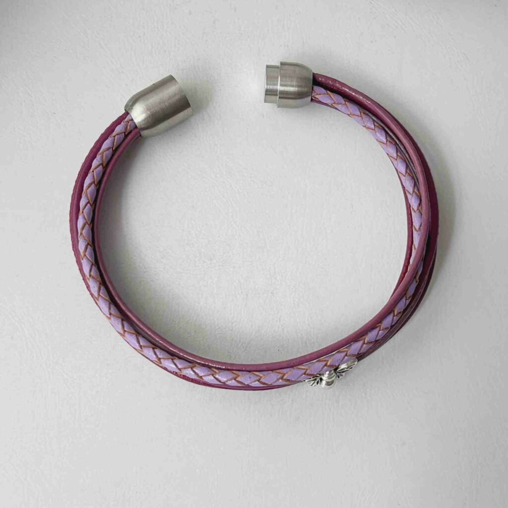 das Lederarmband mit Biene beere