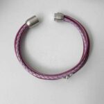 das Lederarmband mit Biene beere