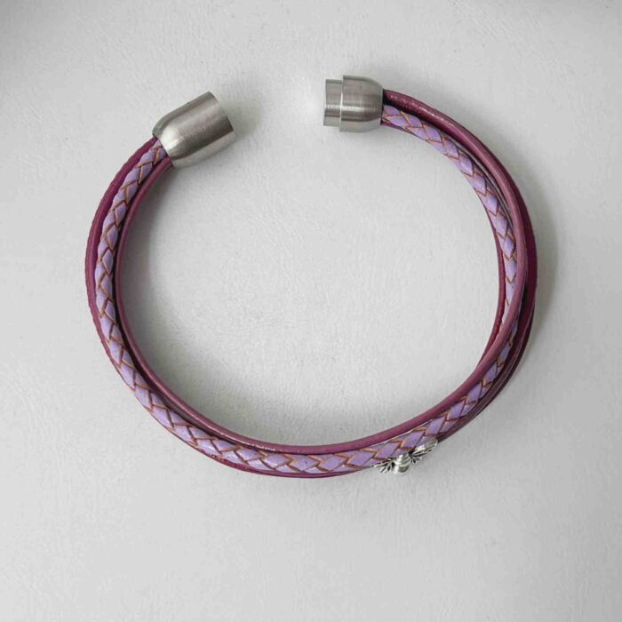 das Lederarmband mit Biene beere