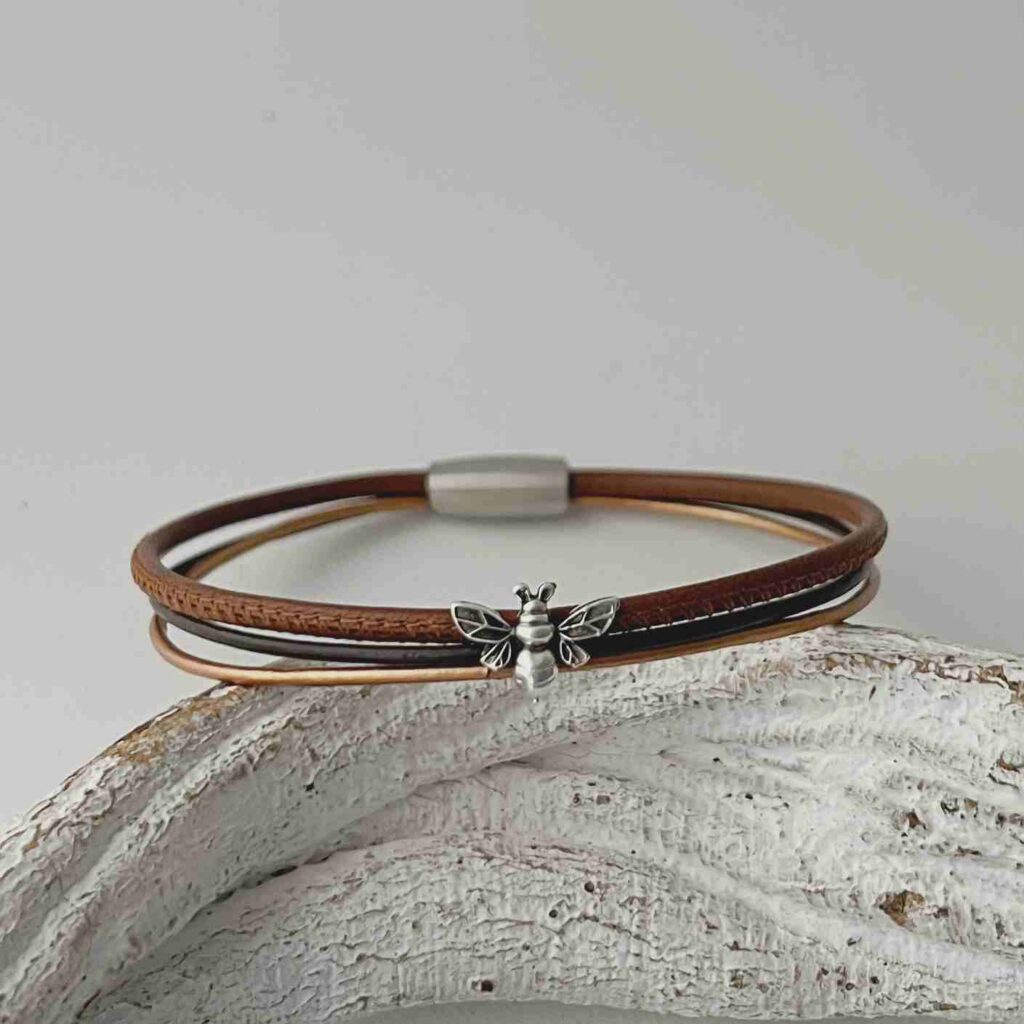 das Lederarmband fein mit einer Biene in braun