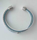 Lederarmband mit einem Lebensbaum in hellblau und weiß