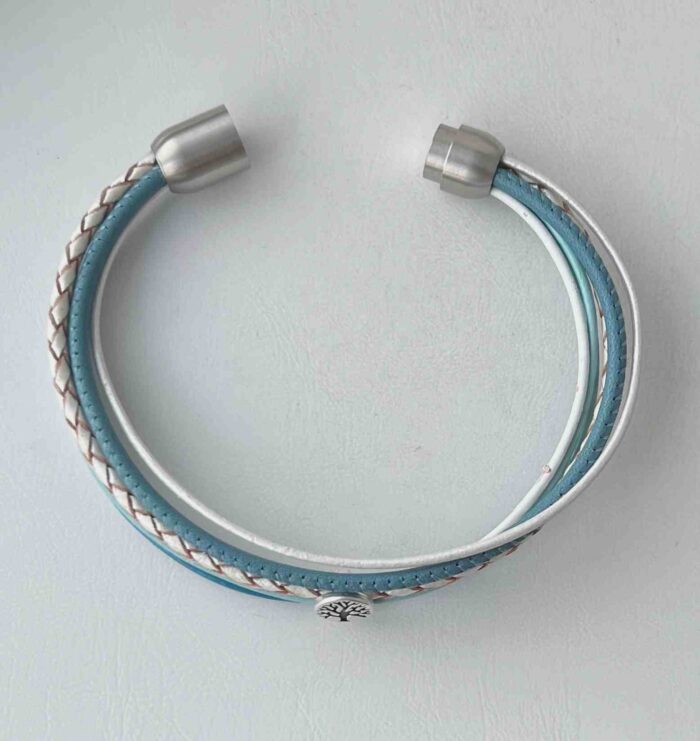 Lederarmband mit einem Lebensbaum in hellblau und weiß