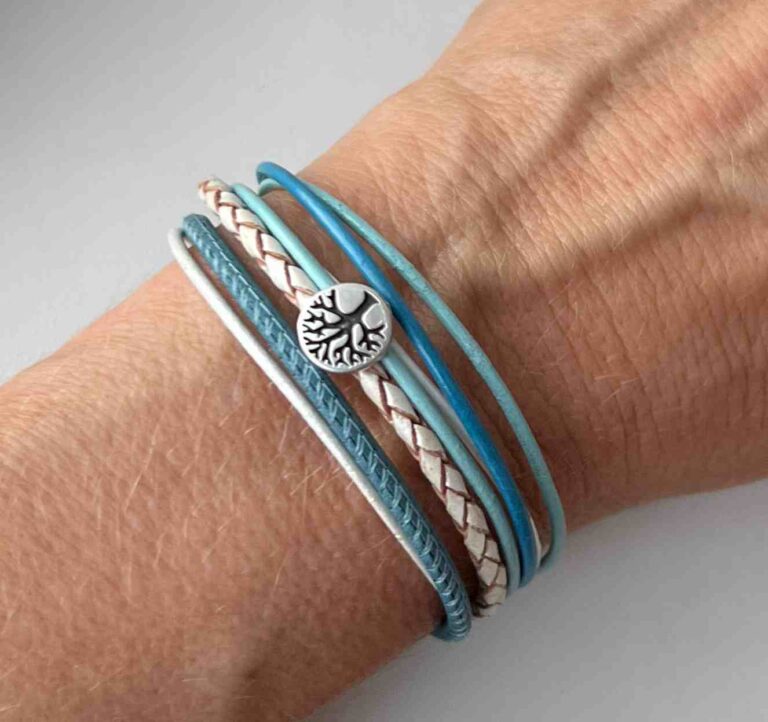 Lederarmband mit Lebensbaum in hellblau und weiß